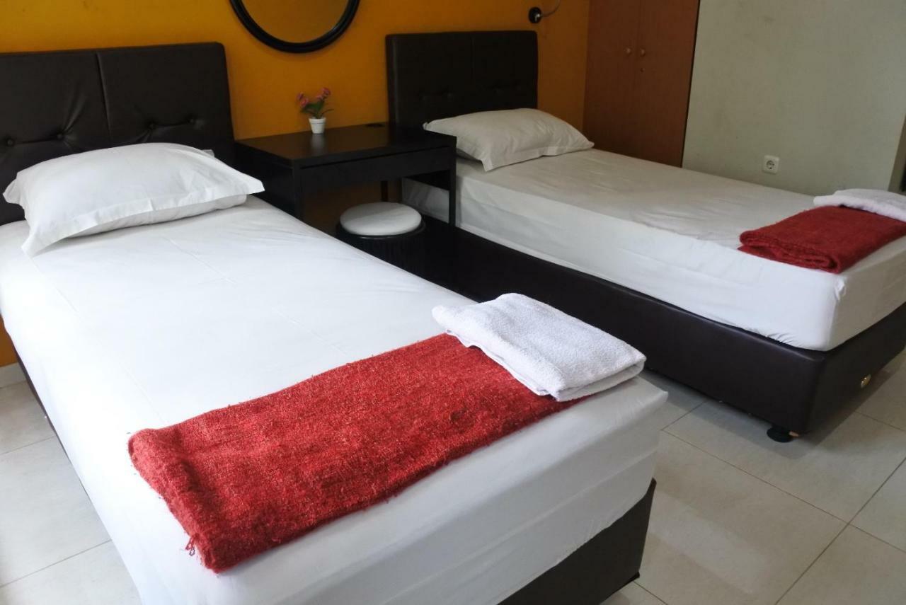 Anjani Bed And Breakfast Surabaya Bagian luar foto