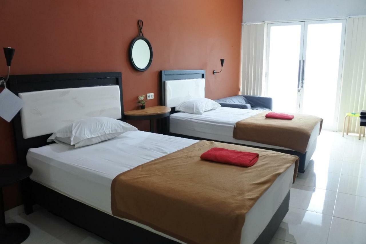 Anjani Bed And Breakfast Surabaya Bagian luar foto